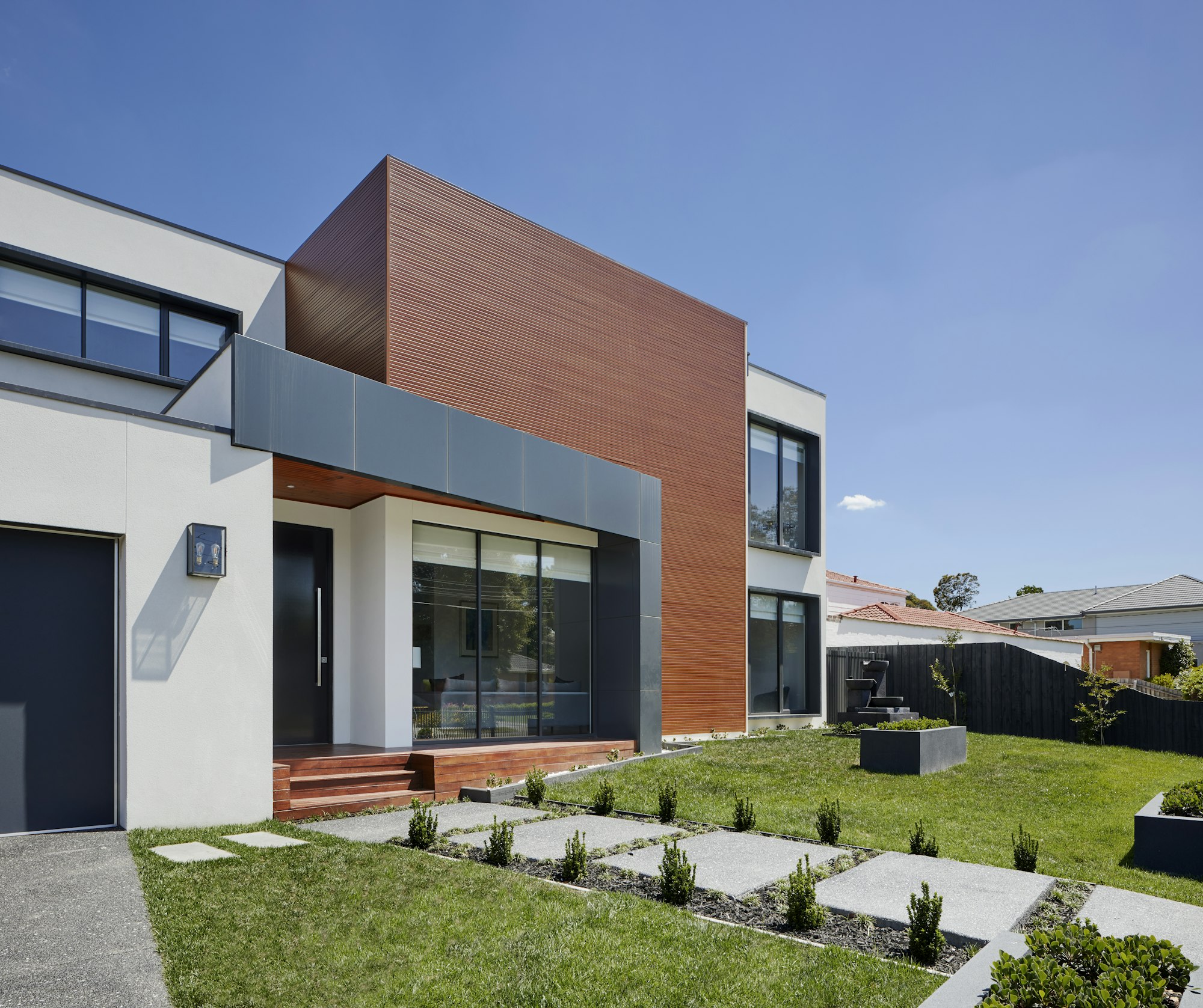 Casa moderna al atardecer, referencia del estilo de HIVE Construction