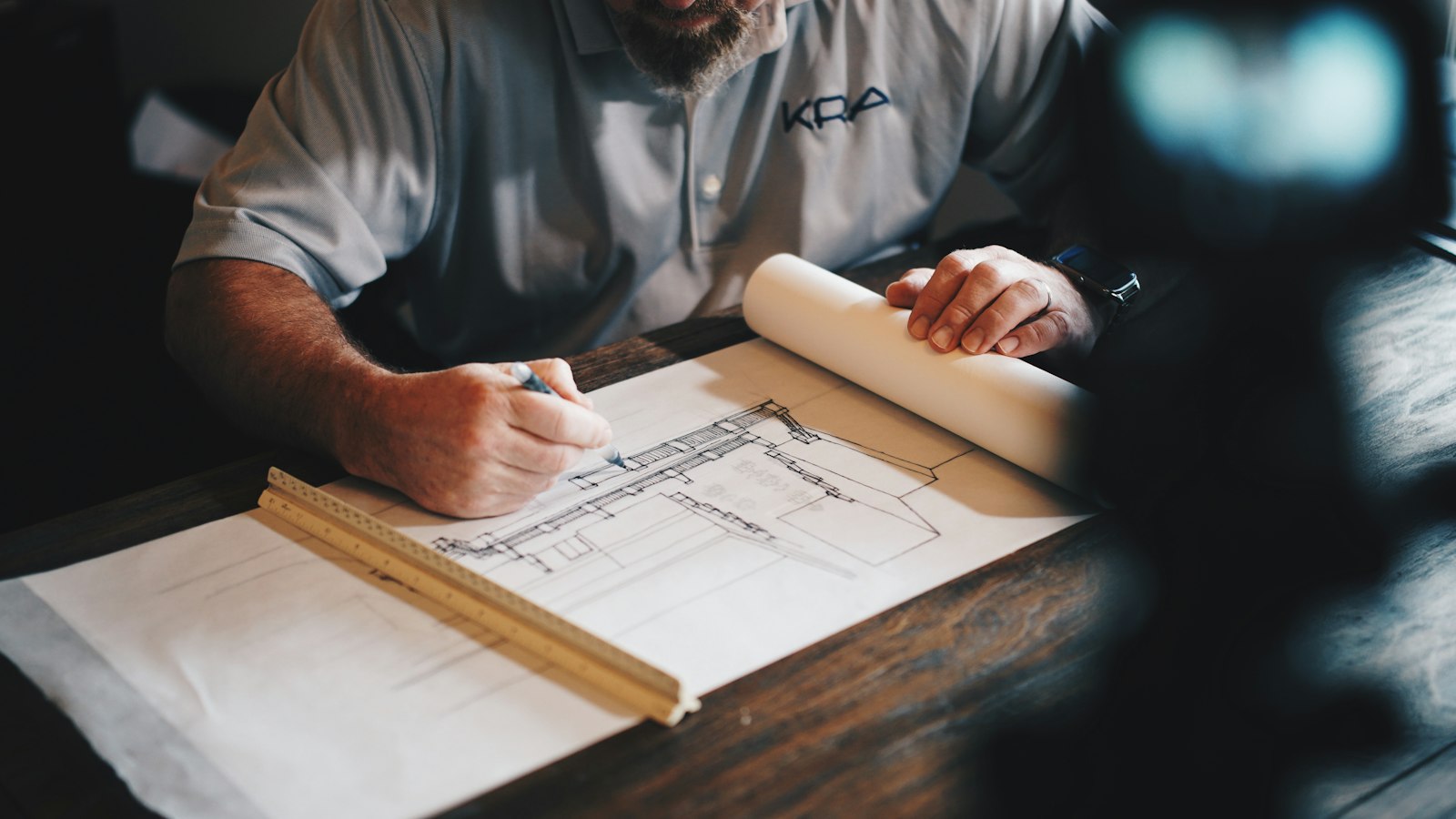 Arquitecto revisando planos de una vivienda